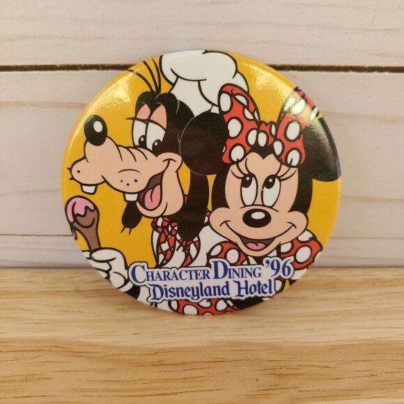 Disneyland Hotel Character Dining 1996 Button Featuring Goofy And Minnie Mouse - Picture 1 of 5
